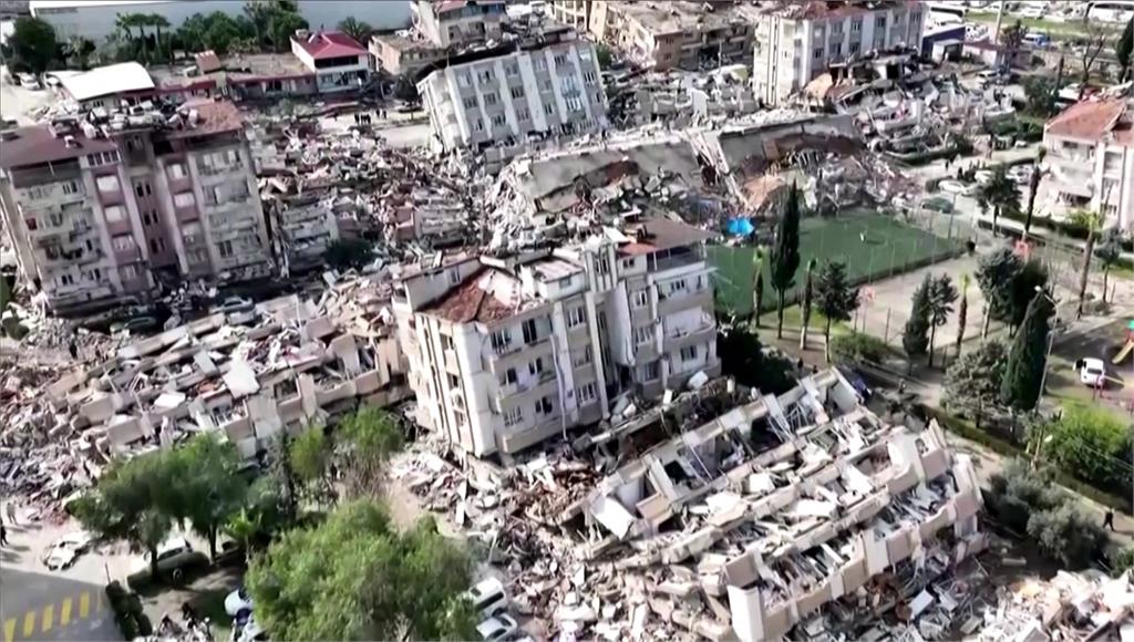 土耳其災區建築老舊，許多大樓呈現「鬆餅式倒塌」。圖／美聯社、路透社、CNN