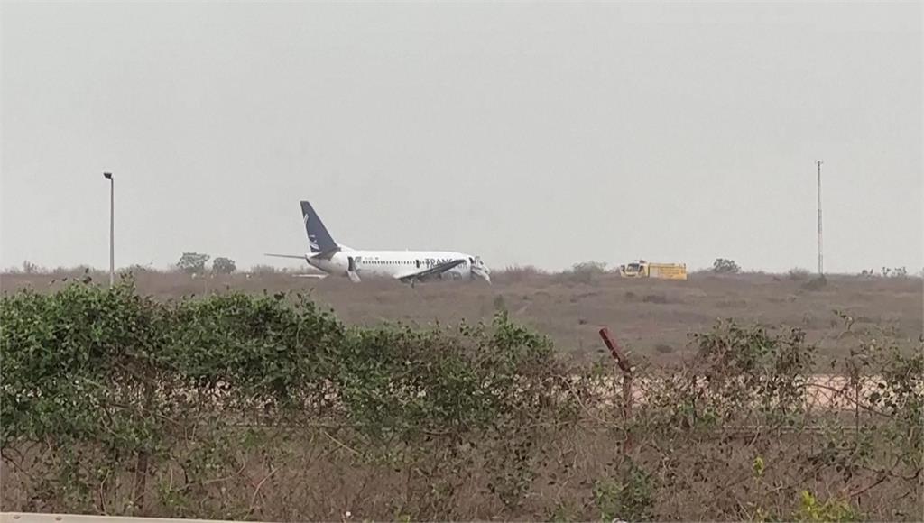 波音737在塞內加爾機場衝出跑道釀10傷。圖／美聯社、路透社