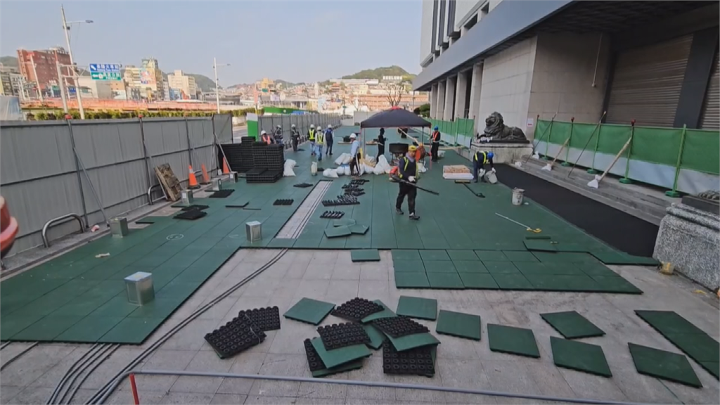 基隆市府在文化中心前廣場鋪設草皮，遭批罔顧市民安全。圖／台視新聞