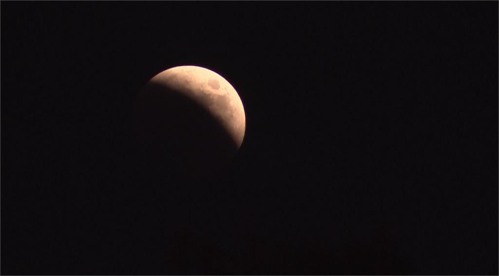 昨晚出現血月月全食天文奇景。圖／美聯社、路透社