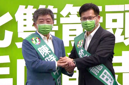 林佳龍、陳時中雙手交疊緊握，強調「只有團結沒心結」。圖／台視新聞