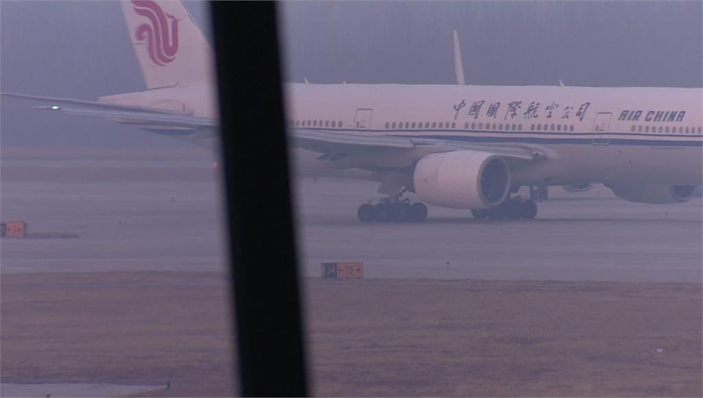 中國民航總局祭出新規定，往來疫情高風險國家空服人員著尿布執勤。圖：台視新聞（資料照）