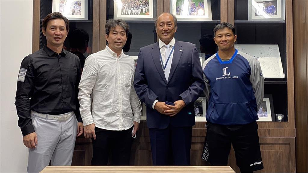 台灣教練團去年前往日本會面吳念庭（右）。圖／中職提供