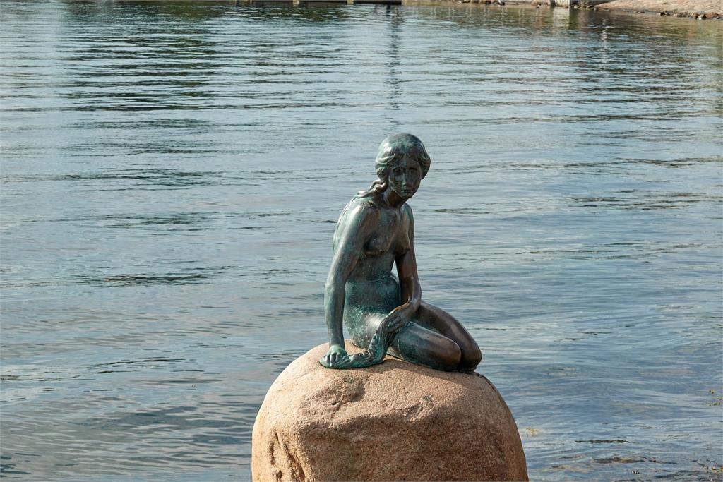 哥本哈根的美人魚雕像下方岩石，遭人塗上俄羅斯國旗的三個顏色。圖／翻攝自Pixabay（示意圖，非當事畫面）