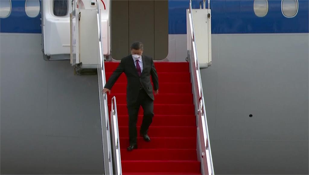 中國國家主席習近平步出機艙下樓梯時，突然滑了一下，險些跌倒。圖／美聯社、路透社
