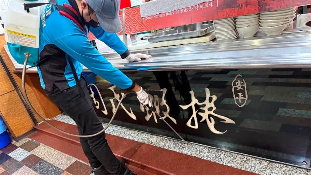 周氏蝦捲安平老店遭潑「整袋活蟑螂」 警方鎖定嫌犯身分追緝中