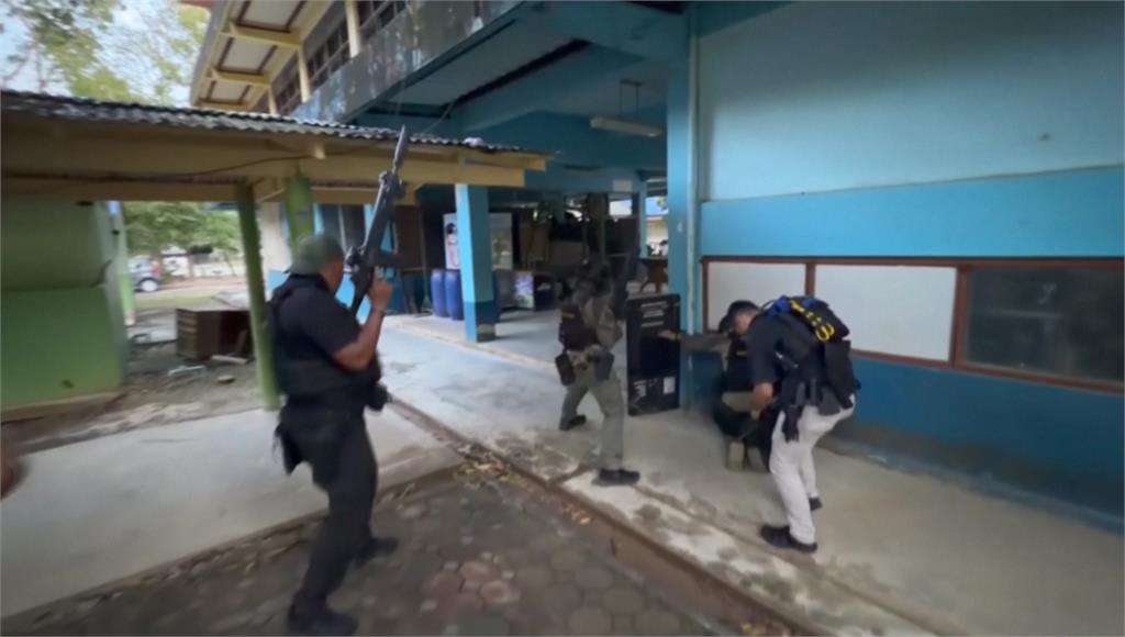 泰國校園槍擊警匪對峙 18歲男挾持師生遭壓制