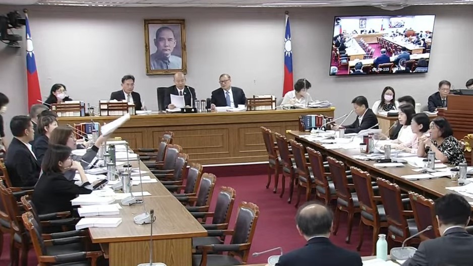 傅崐萁飆罵「他X的、臭俗辣」！綠委逼道歉 韓國瑜無奈宣布散會