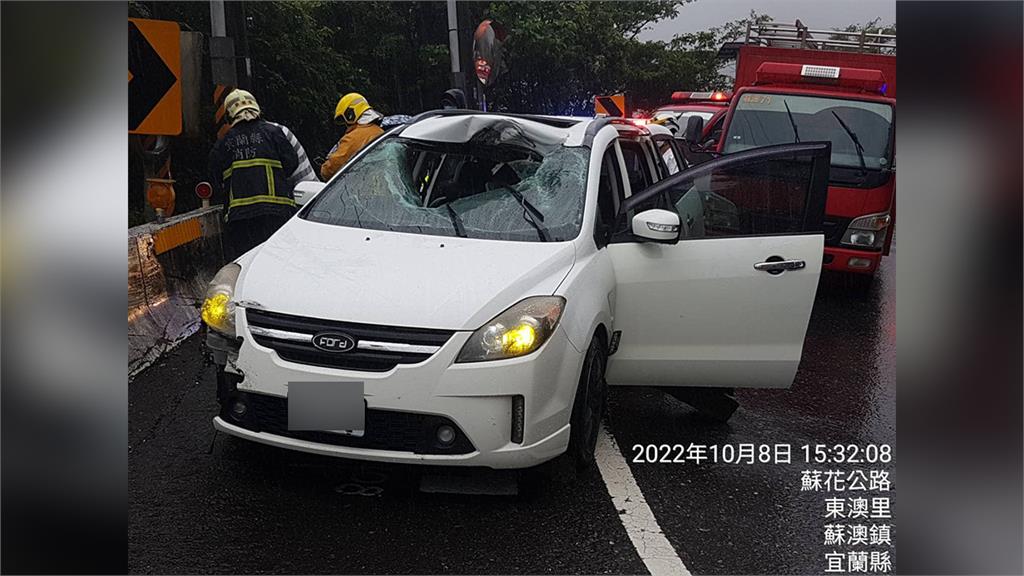 蘇花公路驚傳落石砸車，轎車車頂破了一個大洞，造成4人受傷。圖／Facebook@以蘇花公路即時路況為主的平台授權使用