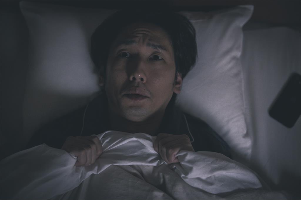 內政部表示，睡夢中發生地震時應待床上，並用枕頭保護頭頸。圖／翻攝自PAKUTASO