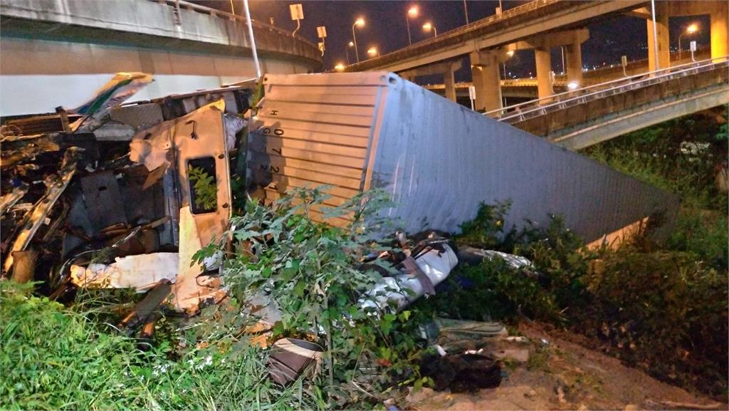 台64線五股路段，一輛拖板車墜落高架橋下。圖／新北市119勤務中心「北海」提供