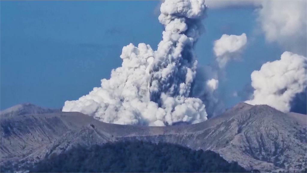 菲律賓南部的阿塔爾火山今天噴發，火山灰衝上1500公尺高空。圖／翻攝自AP Direct
