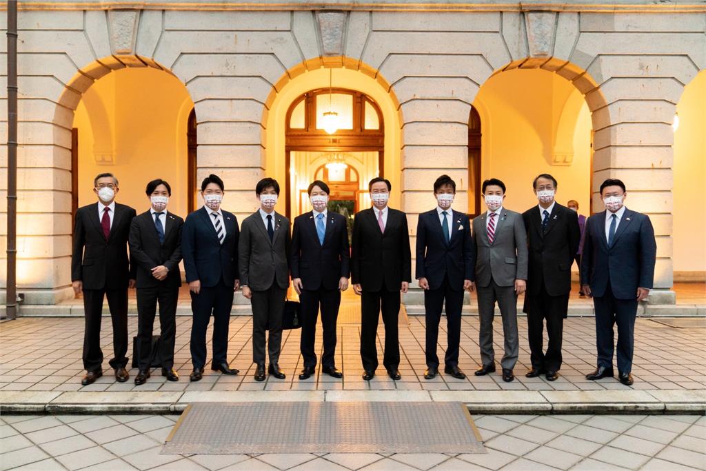 外交部長吳釗燮與「日本自民黨青年局」訪團合影。圖／外交部提供