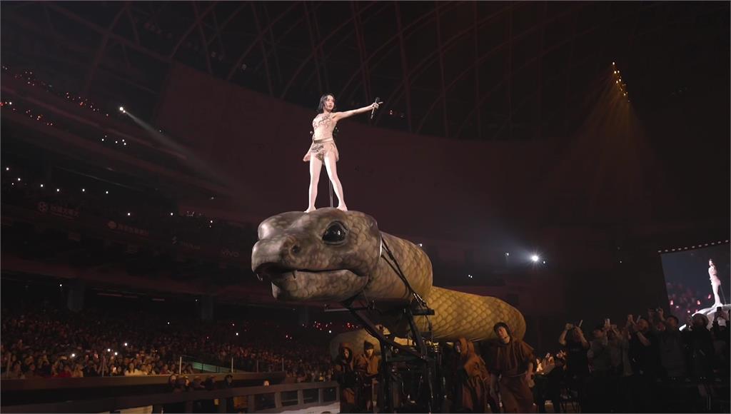 蔡依林大巨蛋開唱！3樓高「巨蟒」上唱跳 謝盈萱讚：這不只是演唱會