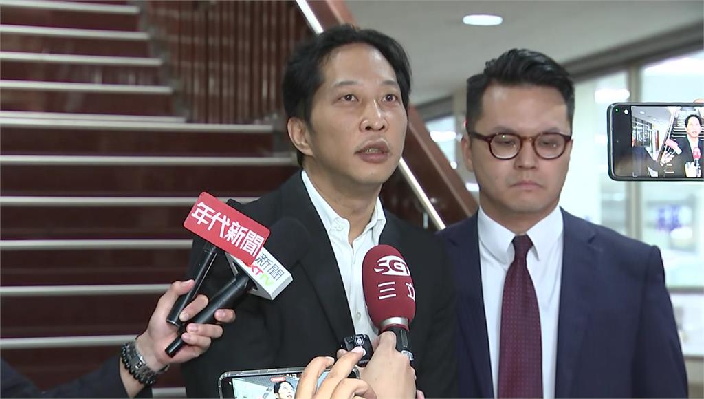 開庭比不雅手勢 街口創辦人胡亦嘉道歉又嗆：再比一...