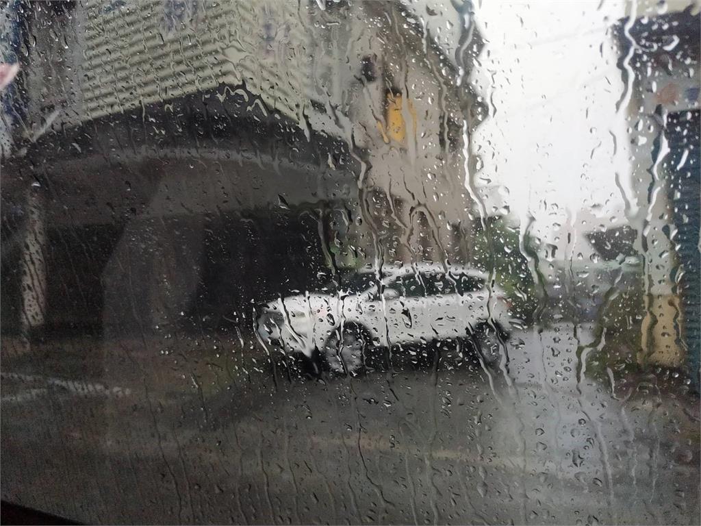 全台有雨，4縣市發布大雨特報。圖：胡立夫 攝