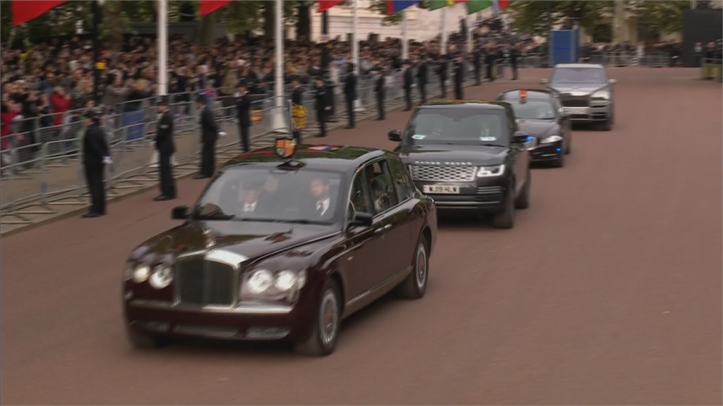 在女王車隊開往位於西倫敦的溫莎城堡時，一媒體直播中出現詭異女聲，嚇壞網友。圖／AP Direct（資料畫面）