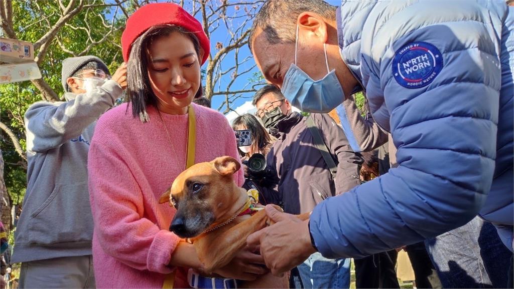 侯友宜與米可白及愛犬錢錢互動。圖／新北市政府提供