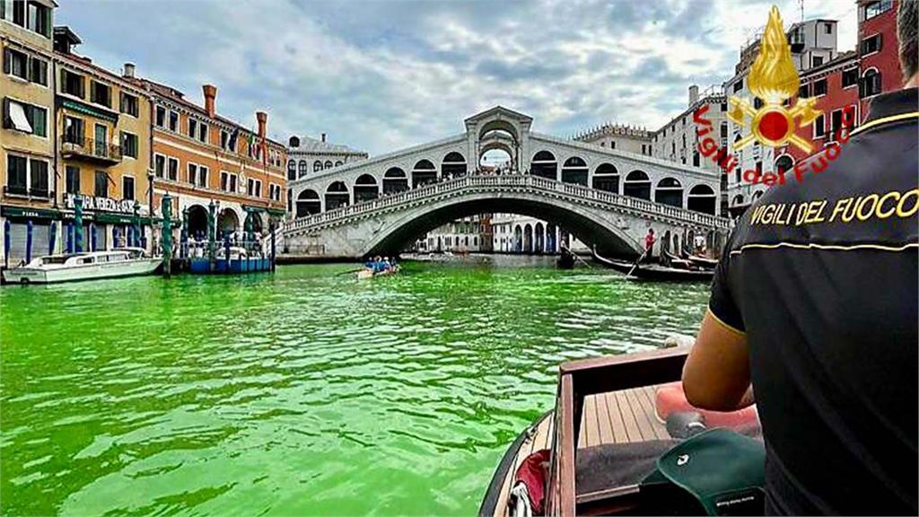 威尼斯運河的河水顏色變成螢光綠。圖／翻攝自Twitter@vigilidelfuoco