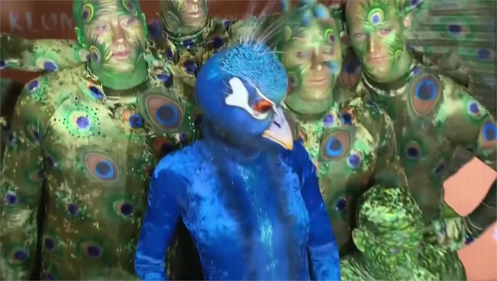 萬聖節驚喜變裝，德國超模海蒂克隆今年以「孔雀」亮相。圖／美聯社