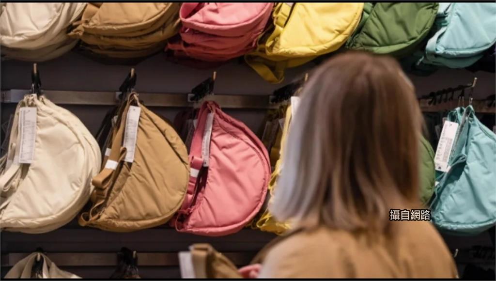 快時尚SHEIN推出包包，和Uniqlo的餃子包極為相似。圖／翻攝自網路