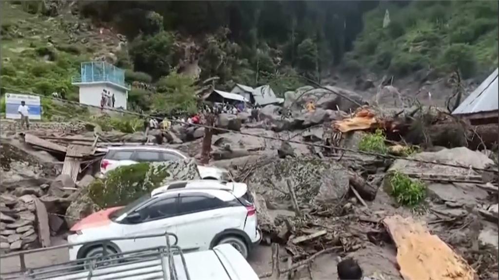 印度喀什米爾地區突如其來的大雨，引發山洪與土石流，當地一處村落被洪水沖毀，滿目瘡痍。圖／路透社、美聯社