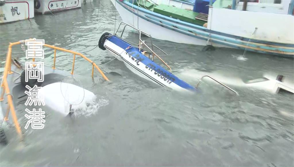 富岡漁港掀起超過10公尺巨浪，2艘漁船疑似因劇烈搖晃碰撞，整艘浸水沉船。圖／台視新聞