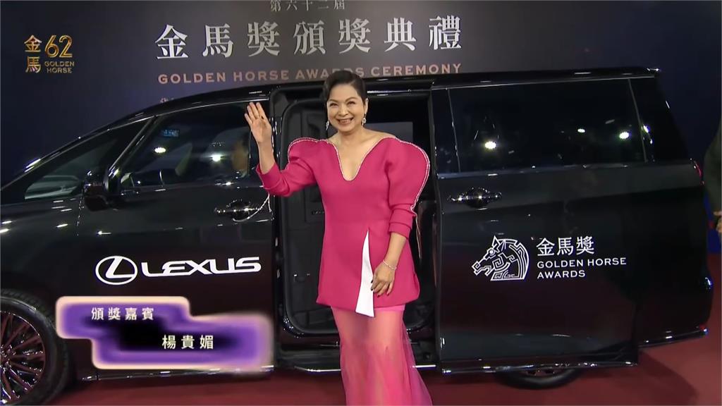 金馬62／楊貴媚「桃紅深V禮服」降臨紅毯！ 氣場全開粉絲尖叫