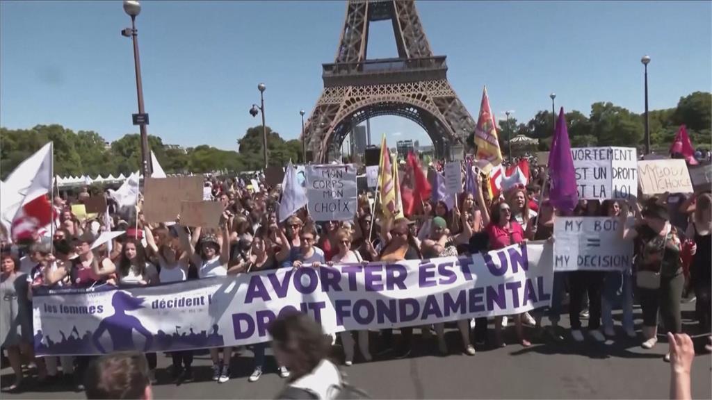法國兩院特別會議高票通過，將墮胎權寫入憲法。圖／畫面攝自AP