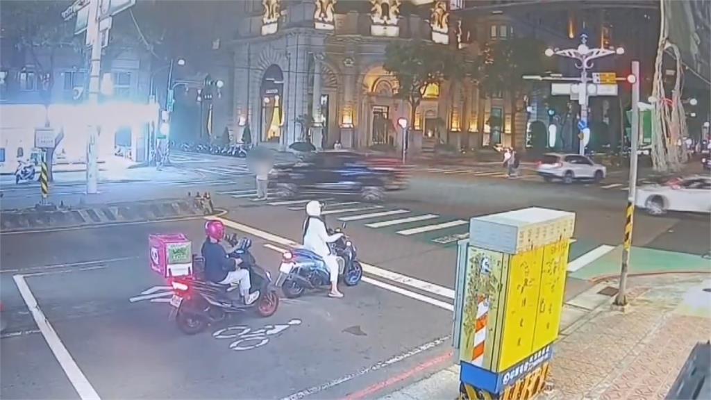 黑色轎車沒注意到婦人在過馬路，直接將婦人輾過。圖／台視新聞
