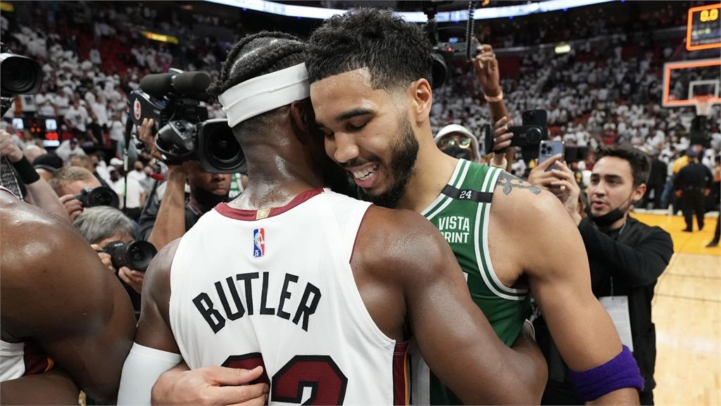 巴特勒（左）和泰托姆（右）賽後惺惺相惜。圖／翻攝自Twitter @Boston Celtics