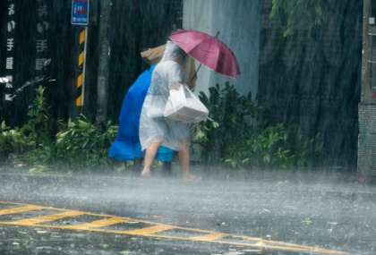 出門要帶傘！16縣市大雨特報　慎防雷擊強陣風