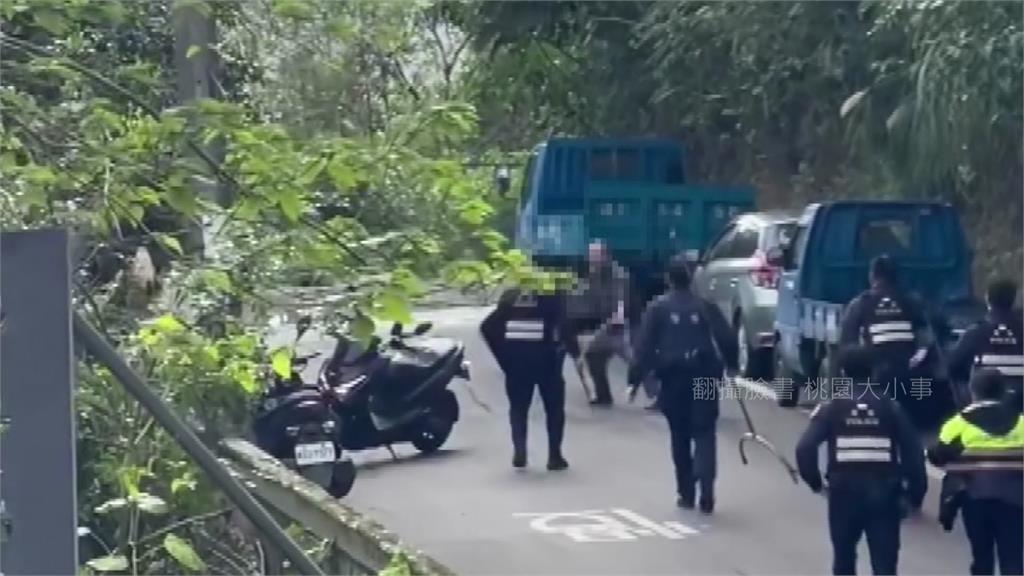 男子持「鐮刀」閒晃咆哮！桃園警持電擊槍對峙 大陣仗包圍勸降