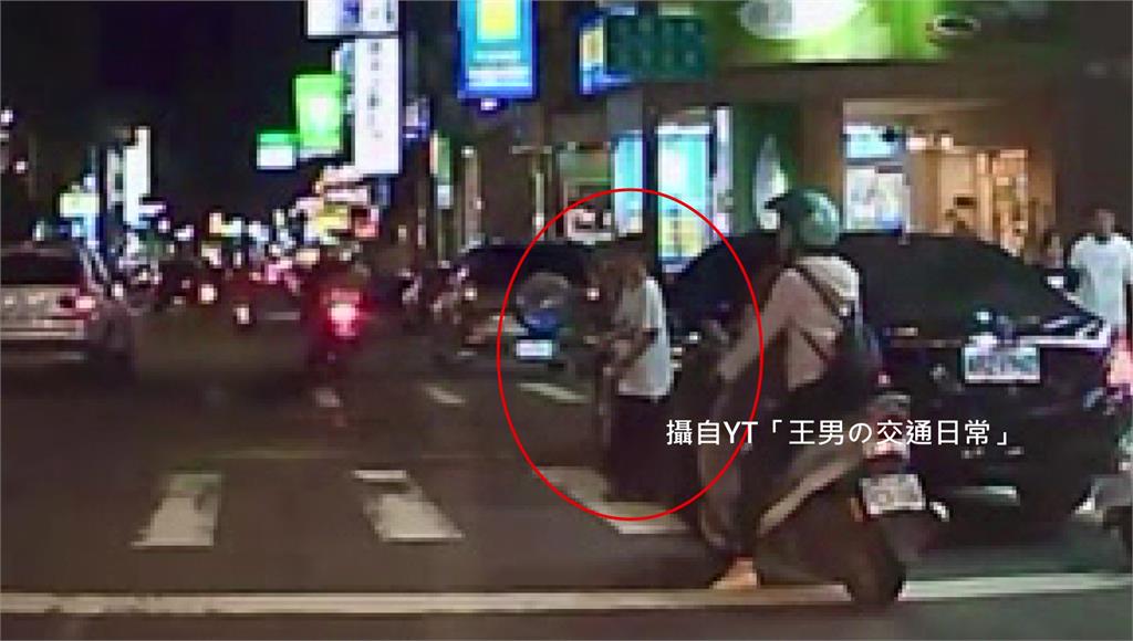 女童難過馬路。圖／翻攝自YouTube@王男の交通日常