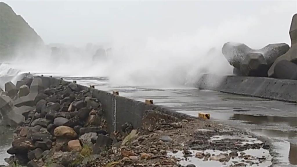 烟花颱風暴風圈在基隆海邊掀起巨浪。圖／台視新聞。