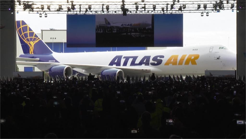 波音公司最後一架747巨無霸客機出廠，交付給亞特拉斯航空。圖／CNN、美聯社、路透社