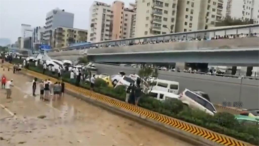 京廣路隧道遭大水淹沒，車輛泡水翻覆堆成小山。圖／翻攝自網路
