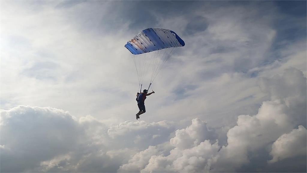 謝菲爾德的兒子PO出爸爸生前跳傘的照片。圖／翻攝自臉書＠stacey.sheffield.5