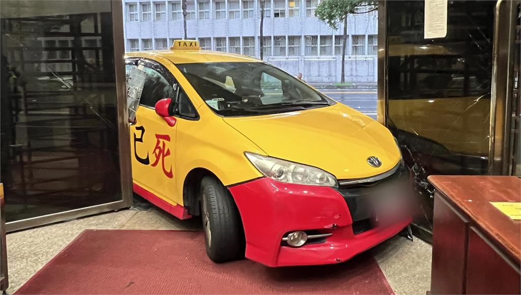 計程車司機疑不滿訴訟案開車撞北檢 車身印「官逼民反、司法不公」
