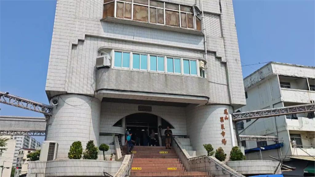 攤位租金又漲！ 管委會開記者會抗議被農會「鎖門」