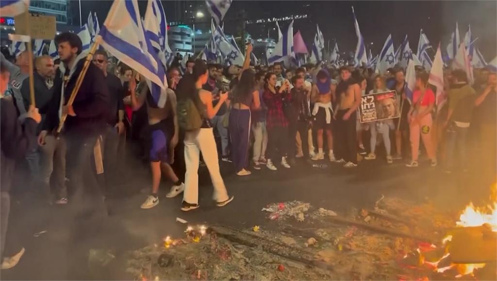 以色列總理解除防長職務，觸發民眾上街抗議。圖／CNN、美聯社、路透社