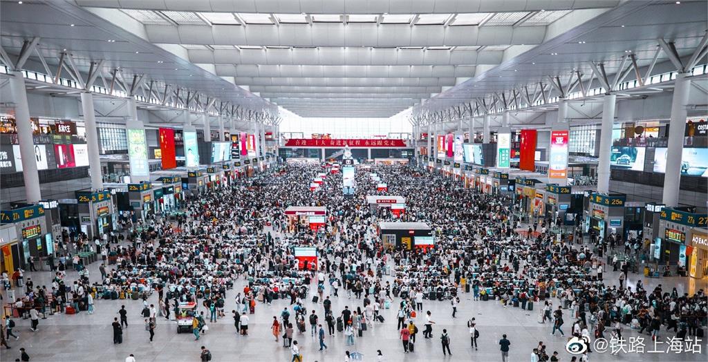 上海車站塞滿人。圖／翻攝自微博@铁路上海站