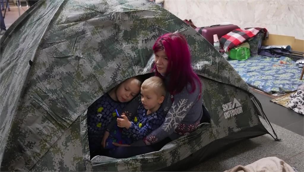 來不及逃難的烏克蘭民眾在防空洞內住下來，躲避炮火。圖／翻攝自AP Direct