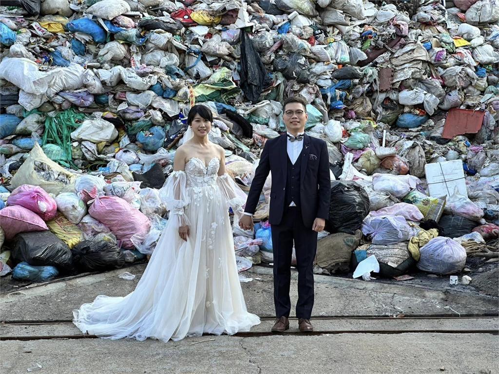 垃圾山前拍婚紗，新娘說想讓大家注意「垃圾減量」。圖／翻攝自埔里人臉書