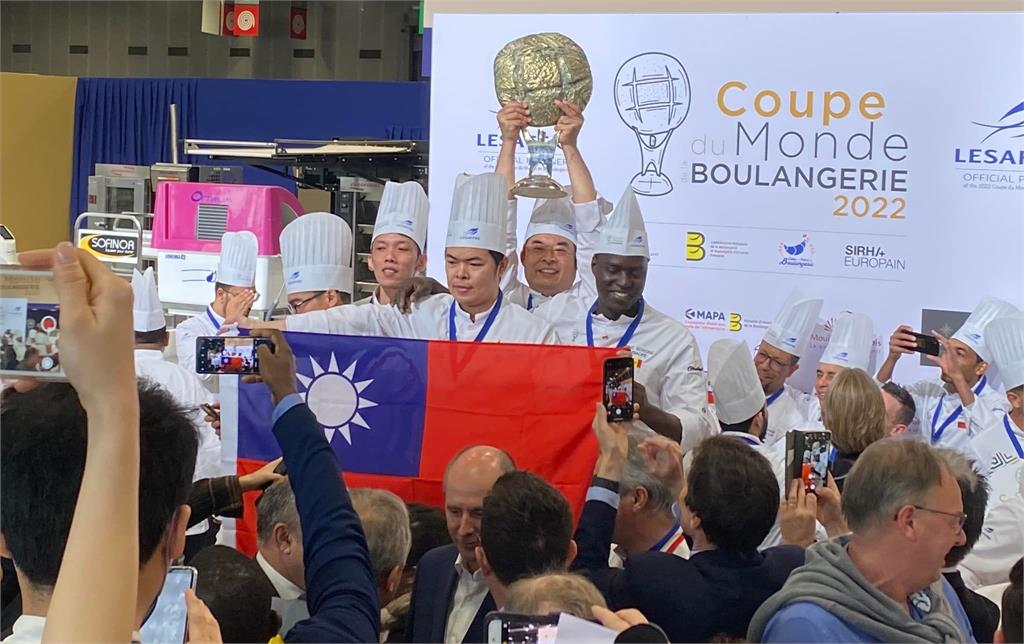 台灣代表隊奪得第11屆世界麵包大賽團體冠軍。圖／翻攝自FB@Taïwan en France