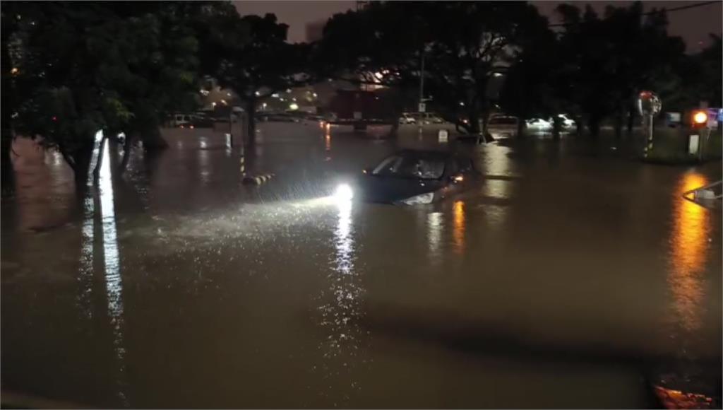 車輛、民眾受困水中。圖／台視新聞