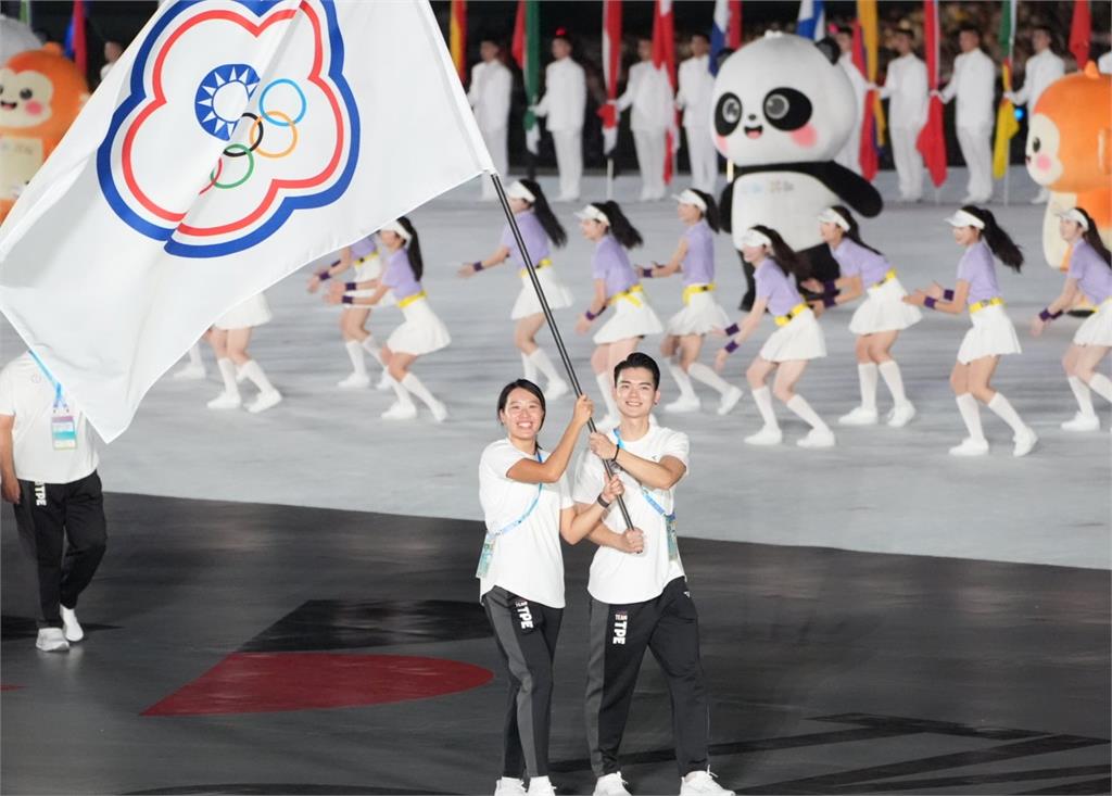 成都世運會盛大開幕，中華隊派出雙金掌旗官孫家閎、黃渼茜掌旗進場圖／中華奧會提供
