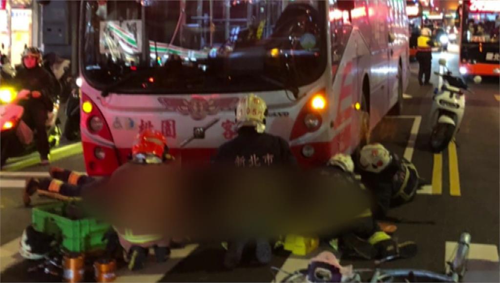 新北一名婦人遭公車碰撞，整個人卡在公車車底。圖：台視新聞