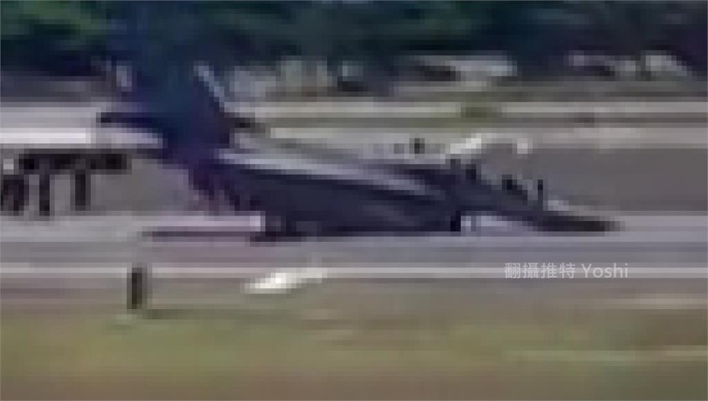 空軍一架F-16自美返台中途，疑鼻輪故障迫降夏威夷，機鼻撞擊地面，雷達罩也翹起來。圖／翻攝自Twitter@Yoshi