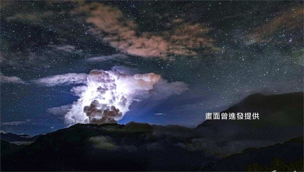苗栗知名攝影師拍下奇萊北峰上閃電在雲中狂炸的畫面。圖／曾進發提供